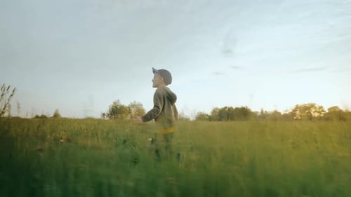 Vista panorâmica de uma criança correndo com os braços levantados como um avião