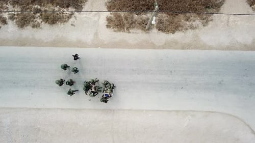 Vue aérienne d'un Drone Un certain nombre de soldats de la Première Armée s'entraînent à évacuer les blessés