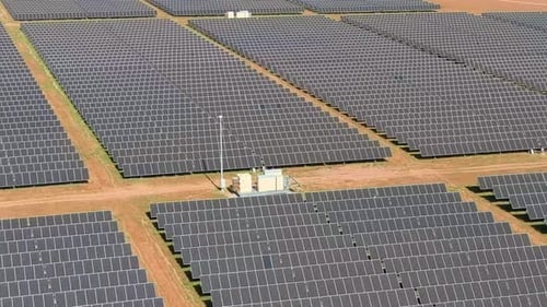 Enorme parque de energía solar: paralaje aéreo