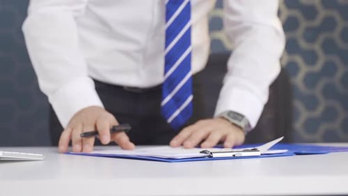 Nahaufnahme der Signatur. Geschäftsmann unterschreibt den Vertrag mit einem Stift. Unterzeichnung des Vertrags. Vorstellungsgespräch.