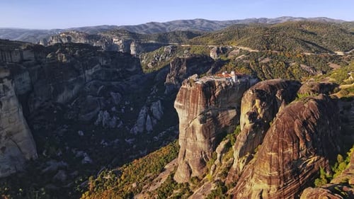 Impresionante vista aérea de las formaciones rocosas de Meteora en Grecia