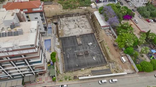 Instalación de una línea de alcantarillado con vista aérea en un sitio de construcción muy transitado