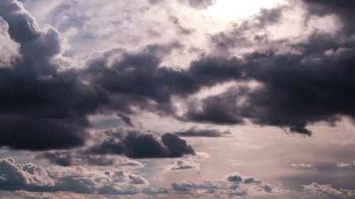 Zeitraffer von dunklen und hellen Cumuluswolken, die sich am Himmel bewegen