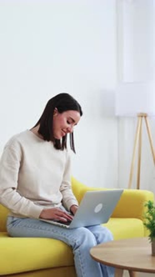 Femme travaillant sur un ordinateur portable faisant une pause et étirant le cou