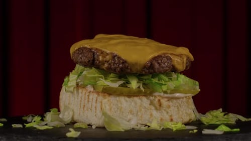 Schnitzel mit Käse auf einen Burger legen