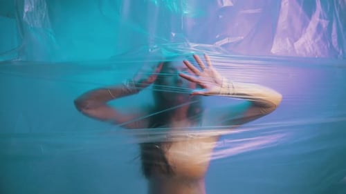Une femme étouffe dans du plastique