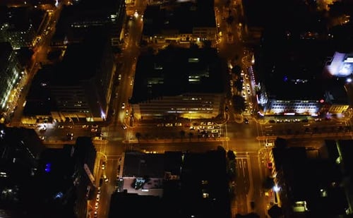 Vídeo em 4K de uma cidade à noite