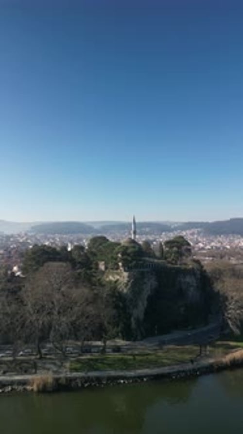 La ville d'Ioannina en Grèce, Aslan Pasha Tsami, le lac avec l'île de Kira Prusini ou Nisaki
