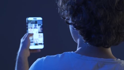 Joven navegando por las redes sociales.