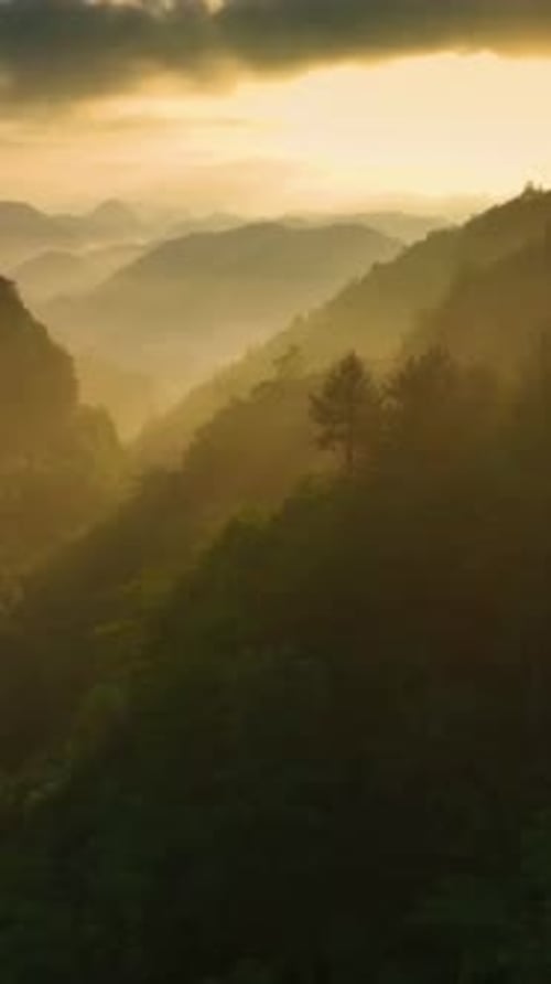 Vertikaler Blick auf Berge, Hügel, Sonnenaufgang