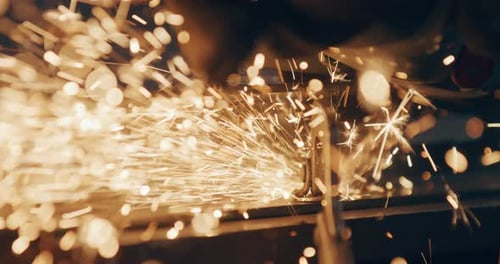 Arbeiter, der Industrieschleifer verwendet Metallindustrie