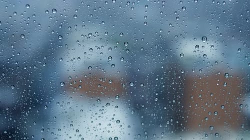 gros plan des gouttes de pluie coulant sur la fenêtre. contexte de la saison des pluies