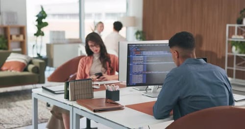 Telefone, programação e digitação com mulher de negócios em escritório de coworking para contato