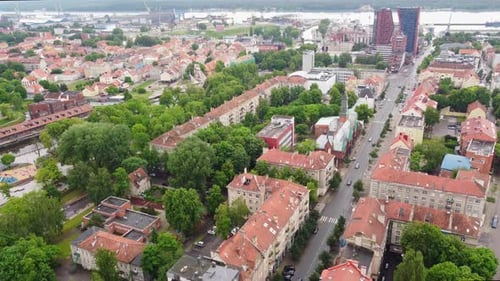 Beleza do centro da cidade de Klaipeda e do porto no horizonte, vista aérea descendente
