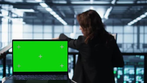 Maquete de laptop na frente de desenvolvedores de software caminhando no data center