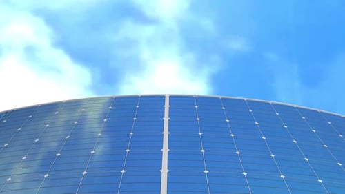 Panel solar bajo un cielo brillante