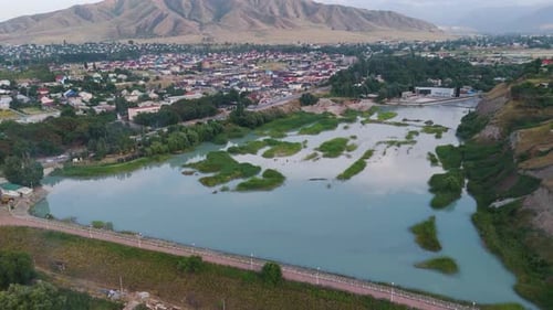 Vista aérea de la ciudad con cuerpos de agua y áreas residenciales