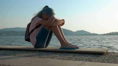 Teenager in einer geschlossenen Position