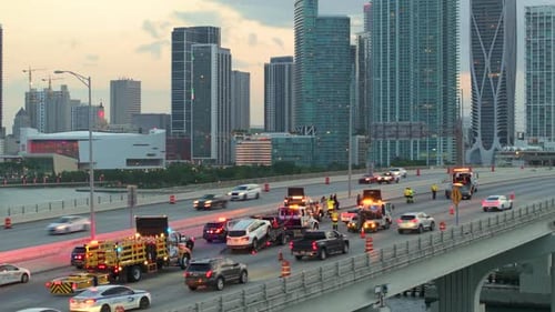 Vista aérea del personal y los vehículos de los servicios de emergencia que respondieron al lugar del accidente en American