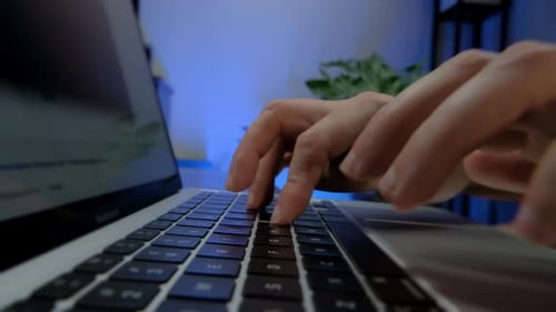 Foto macro da pessoa digitando no teclado do computador Visualização aproximada