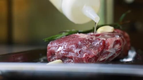 el chef cocina carne deliciosa