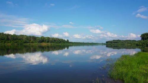 Amplía el timelapse de Calm River and Clouds