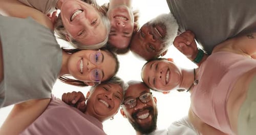 Visage, personnes et groupe en cercle avec le sourire, en vous entraînant ou en faisant de l'exercice ensemble