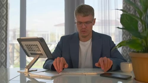 Un tuteur participe à un webinaire expliquant les concepts en répondant aux questions