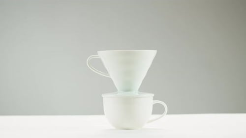 Homem fazendo café com filtro especial alternativo em Pour Over Brewing V60 Mesa branca moderna minimalista