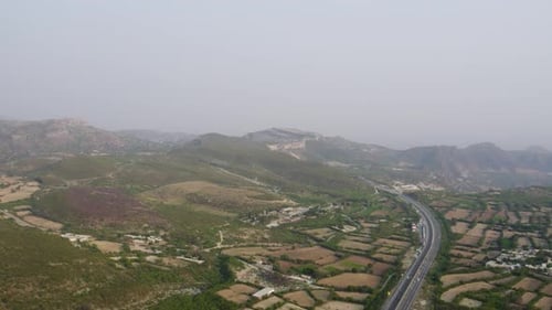 Autoroute de la vallée de Kallar Kahar avec collines
