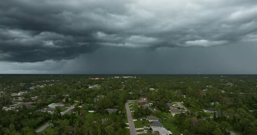 Nuvens tempestuosas se formando durante uma tempestade no céu escuro se movendo e mudando o clima da paisagem nublada