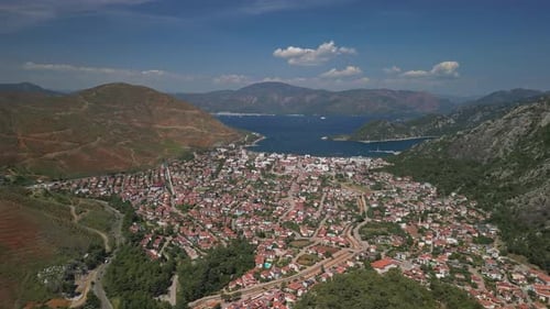 Die Küstenstadt Icmeler, Türkei, vom Gebirgspass aus gesehen