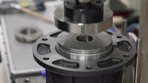 Presse hydraulique formant un moyeu de roulement de précision et un composant de bride pour le lavage de l'ensemble d'entraînement
