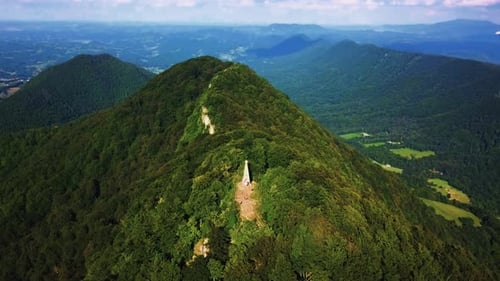 Imágenes de Zumbidos aéreos del monte San Donato, también conocido como monte Rogatec. Su elevación se eleva a 884