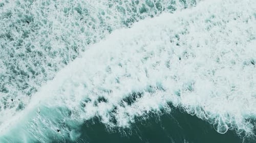 Vista aérea da queda das ondas do mar, Estados Unidos.