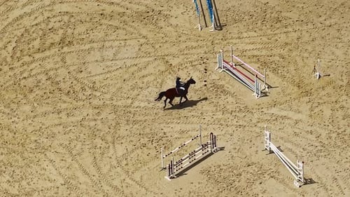 Luftaufnahme des Pferdesportwettkampfs im Freien beim Hürdenspringen