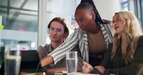 Reunião, tablet e pessoas no escritório para aconselhamento, planejamento de projetos e feedback de campanhas