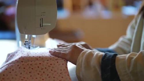 Frau benutzt eine Nähmaschine