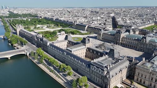 Museu do Louvre em Paris Ile De France, na França.
