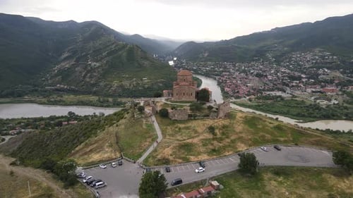 Foto aérea da igreja de Jvari, Mtskheta, Geórgia