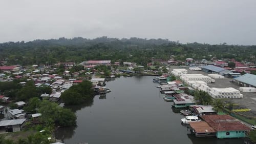Establecimiento aéreo: pequeño puerto en la ciudad de Almirante en Panamá en un día nublado