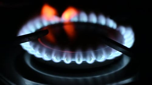 Küchenbrenner einschalten. Brenner auf dem Herd entzündet sich in eine blaue Kochflamme