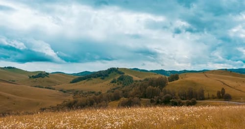 Bergwiesen, Zeitraffer im Sommer oder Herbst, Wilde Natur und ländliches Feld, schnelle Wolken