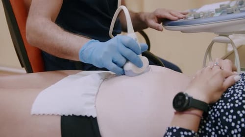 Médecin effectuant un dépistage échographique du corps de bébé