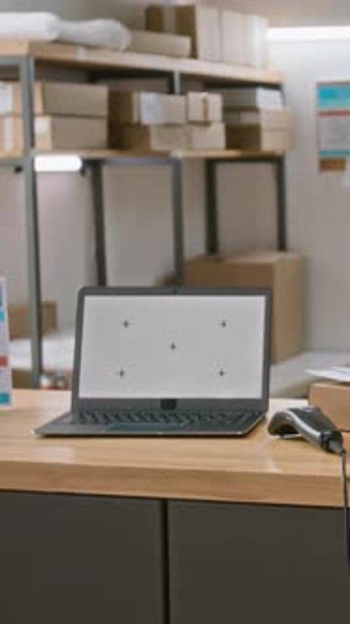 Vertical do laptop e do leitor de código de barras no balcão do escritório de entrega