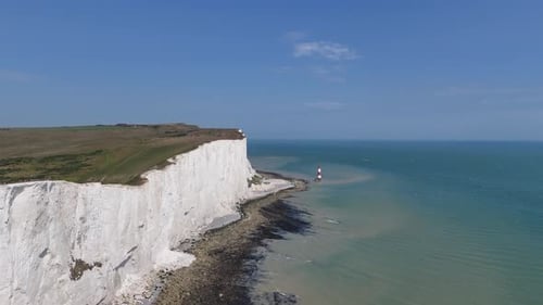 Die weißen Klippen, Beachy Head Lighthouse, britische Drohne, blauer Himmel, Sommertag