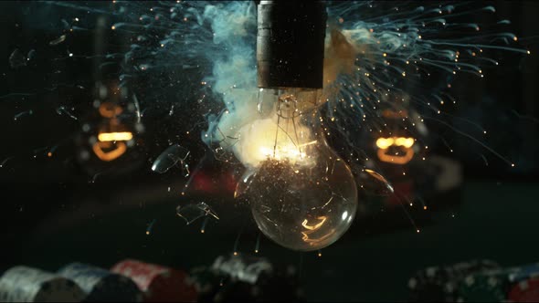 Uma lâmpada explode em uma câmera lenta e incrivelmente nítida ...