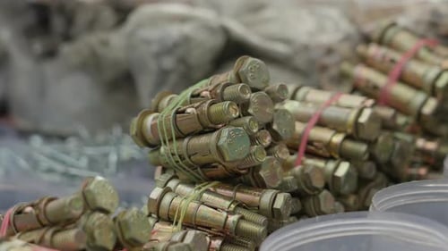 Parafusos e fixadores de metal agrupados para venda no mercado de hardware local