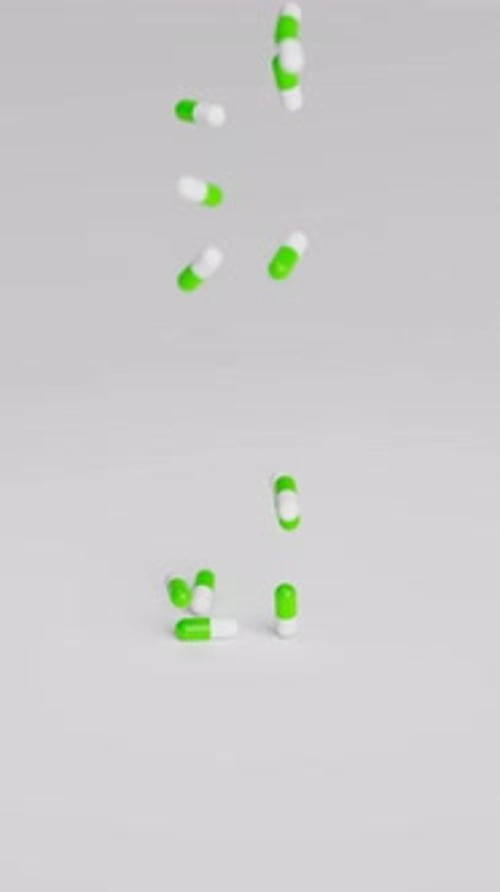 Pilules blanches et vertes tombant sur fond clair au ralenti Médicaments Pilules Comprimés Médicaments