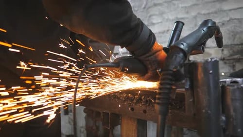 Craftsman Use Saw Cutting Machine to Cut Metal Detail